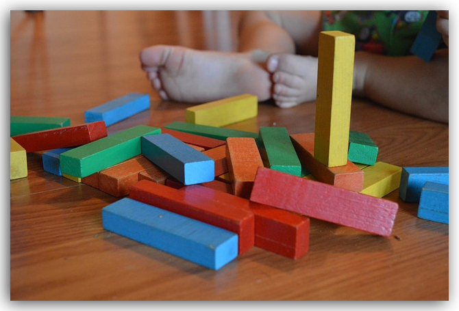 child playing with blocks behavior parenting effectiveness training